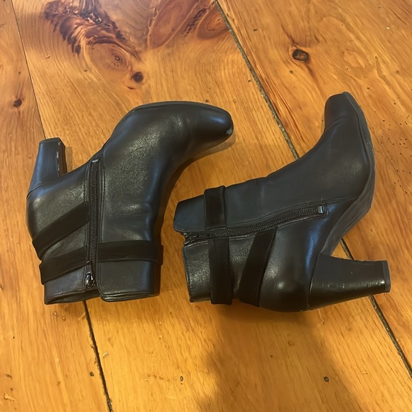 Hush Puppies | Meaghan Bow Almond Toe Boots - Picture 9 of 10